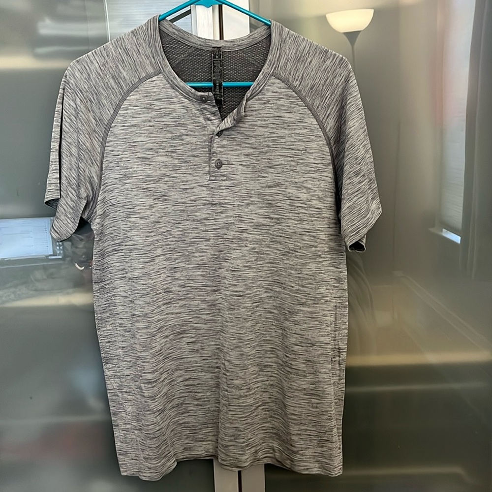 Men’s lululemon Henley in medium